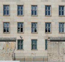 Mur Berliński w pobliżu Topografii Terroru - muzeum poświęconym mrocznej historii Niemiec.