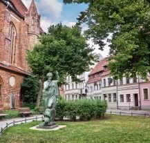 Nikolaiviertel – uroczy fragment starego Berlina z kościołem i zielenią.