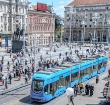 Tętniący życiem Plac Bana Josipa Jelačicia w Zagrzebiu.