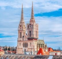 Widok na Katedrę Wniebowzięcia Najświętszej Maryi Panny w Zagrzebiu.