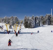 Uludağ – jeden z najpopularniejszych tureckich kurortów narciarskich, oferujący świetne stoki dla narciarzy i snowboardzistów.