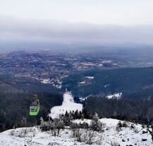 Gdzie pojechać na narty do Czech?  Ośrodek narciarski Ještěd oferuje dobrze przygotowane trasy i nowoczesne wyciągi.