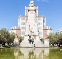 Pomnik Cervantesa na Plaza de España w Madrycie.