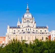 Katedra Almudena – imponująca świątynia w Madrycie, stanowiąca ważny punkt historyczny i architektoniczny.