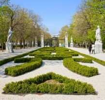 Park Retiro – malowniczy ogród we wschodniej części Madrytu, idealne miejsce na spacer i relaks wśród zieleni.