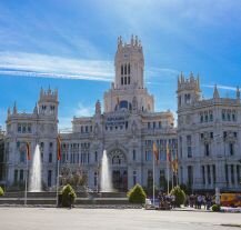 Plaza de Cibeles, widok na budynek poczty i charakterystyczną fontannę.