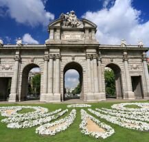 Puerta de Alcalá – majestatyczna brama miejska w Madrycie, jeden z symboli hiszpańskiej stolicy.