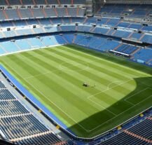 Estadio Santiago Bernabéu – Ikoniczny stadion Realu Madryt, miejsce historycznych meczów piłkarskich i wielkich emocji.