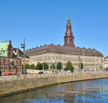 Wyspa Zamkowa (Slotsholmen) z widokiem na Zamek Christiansborg.