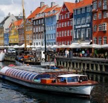 Kolorowe kamienice i tętniący życiem port Nyhavn w Kopenhadze, jedna z najpopularniejszych atrakcji turystycznych miasta.