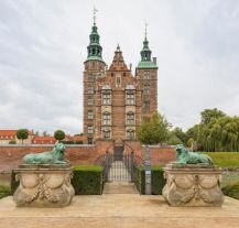  Renesansowy zamek Rosenborg w Kopenhadze, skarbiec rodziny królewskiej.