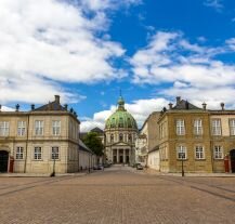 Pałac Amalienborg – rezydencja duńskiej rodziny królewskiej w Kopenhadze, słynąca z codziennej zmiany warty gwardii królewskiej.