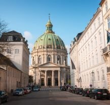  Kościół Marmurowy, monumentalna świątynia z charakterystyczną zieloną kopułą, z której można podziwiać panoramę miasta.