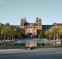 Rijksmuseum w Amsterdamie – jedno z najważniejszych muzeów w Europie, pełne arcydzieł malarstwa holenderskiego.