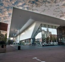 Stedelijk Museum – amsterdamskie centrum sztuki współczesnej, łączące awangardowy design i klasykę.