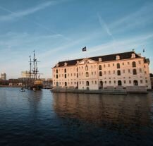 Muzeum Morskie – odkryj historię żeglugi i handlu morskiego w Amsterdamie.