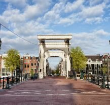 Magere Brug – jeden z najbardziej rozpoznawalnych mostów w Amsterdamie.