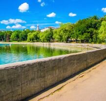 Park Gorkiego w Mińsku w słoneczny dzień.