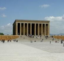 Historyczne Mauzoleum Atatürka w Ankarze – obowiązkowy punkt na trasie każdego turysty.