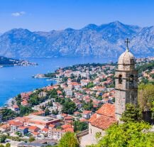 Malowniczy widok na Kotor i Zatokę Kotorską w Czarnogórze – klimatyczny city break nad Adriatykiem.