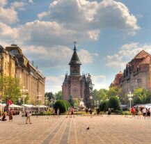 Spacerowy plac i katedra w centrum Timișoary – tętniące życiem rumuńskie miasto to świetny kierunek na city break w Europie.