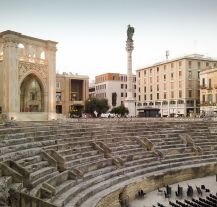 Lecce na południu Włoch zachwyca rzymskimi ruinami i barokową architekturą, tworząc wyjątkowe tło dla krótkiego wypoczynku.