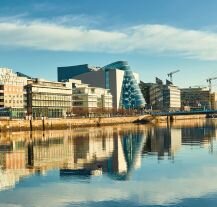Widok na nowoczesną architekturę Dublina – idealne miasto na krótki i intensywny city break w Irlandii.