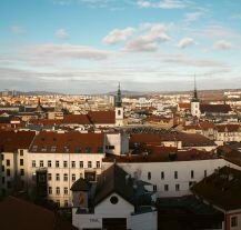 Historyczne centrum Brna z zabytkową zabudową i kościelnymi wieżami – idealne miejsce na city break w Europie.