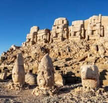 Starożytne posągi na górze Nemrut – unikalna atrakcja turystyczna w Turcji.