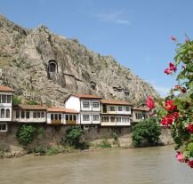Urokliwe domy osmańskie w Amasya z widokiem na wykute w skale grobowce – niezwykłe miejsce do odkrycia w Turcji.