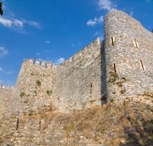 Widok na mury i baszty Zamku Mamure, ważnego zabytku historycznego w Turcji.