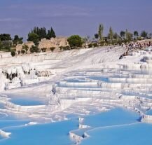 Białe tarasy wapienne Pamukkale – jedno z najbardziej znanych miejsc w Turcji.