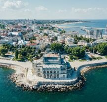 Konstanca i nadmorskie kasyno z lotu ptaka – atrakcja turystyczna rumuńskiego wybrzeża.