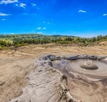 Surrealistyczny widok Wulkanów Błotnych w Rumunii – unikalnego zjawiska przyrodniczego.