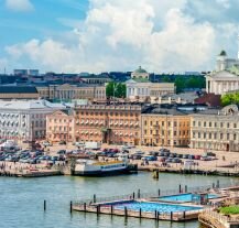 Tętniący życiem Plac Targowy w Helsinkach z widokiem na port.
