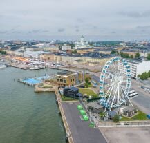SkyWheel Helsinki na nabrzeżu portowym – atrakcja idealna na city break w Helsinkach.