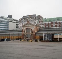 Zabytkowa Hala Targowa Vanha Kauppahalli w Helsinkach – miejsce, gdzie można wyposażyć się w pamiątki i spróbować lokalnych przysmaków. 