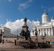 Plac Senacki w Helsinkach z białą luterańską katedrą i pomnikiem Aleksandra II to symboliczne serce fińskiej stolicy i obowiązkowy punkt city breaku.