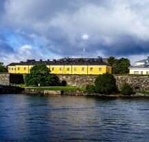 Zabytkowa twierdza Suomenlinna wpisana na listę UNESCO to obowiązkowy punkt każdej wizyty w Helsinkach.