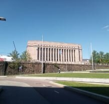 Parlament w Helsinkach – ważna atrakcja dla miłośników architektury i historii.
