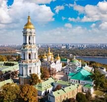 Widok z drona na Ławrę Peczerską – jedną z najstarszych kompleksów klasztornych na Ukrainie.