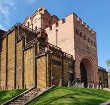 Złota Brama w Kijowie – jedno z najważniejszych zabytków do zobaczenia podczas zwiedzania stolicy Ukrainy.