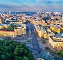 Chreszczatyk – główna ulica Kijowa, pełna atrakcji i zabytków, idealna na spacer podczas zwiedzania stolicy.