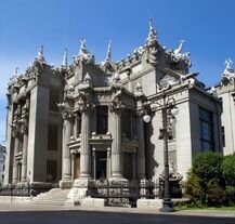 Dom z Chimerami w Kijowie – niezwykła atrakcja turystyczna dla miłośników oryginalnej architektury.