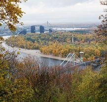 Jesienna panorama Kijowa z widokiem na wyspę Truchanów