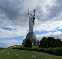 Pomnik Matki Ojczyzny w Kijowie – monumentalna statua będąca symbolem walki i odwagi.