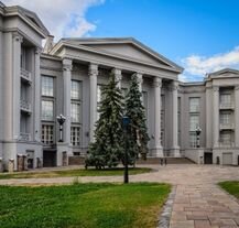 Odwiedź Narodowe Muzeum Historii Ukrainy, aby poznać bogatą przeszłość kraju.