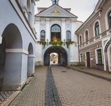 Zabytkowa Ostra Brama – religijna i kulturowa ikona Wilna.