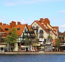 Mikołajki, malownicze miasteczko portowe na Mazurach, świetne na weekendowy wypad w sierpniu.