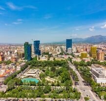 Sierpniowy city break w Tiranie to doskonała okazja, by poczuć energię rozwijającego się miasta, skosztować lokalnej kuchni i cieszyć się przyjemnymi wieczornymi spacerami w tętniącej życiem letniej atmosferze.